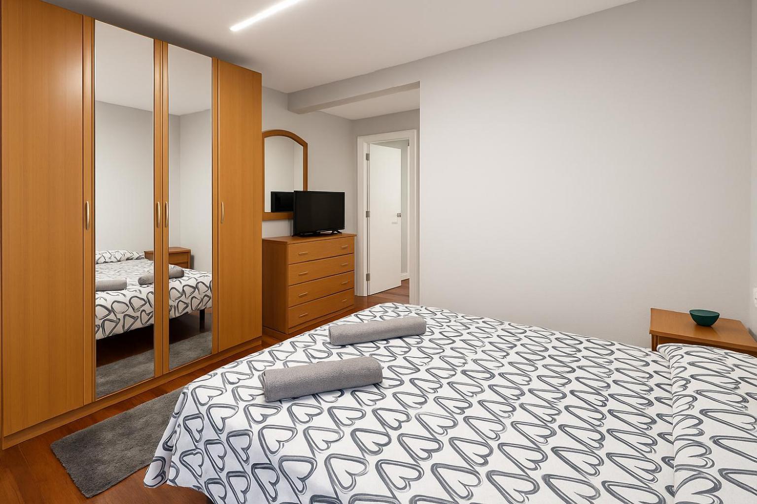 Apartment En El Centro De 2 Hab. Y 2 Banos. *